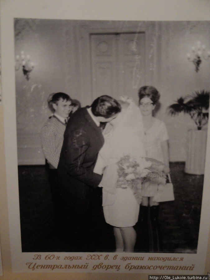 С 1960-х по 1980-е гг. в Шоколадном доме находился Центральный дворец бракосочетаний г. Киева Киев, Украина