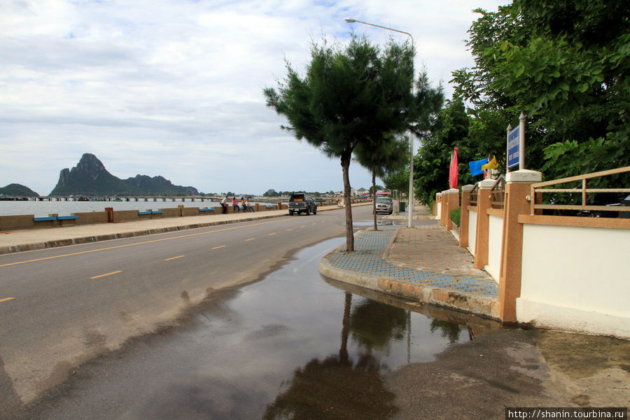Променад по берегу моря Прачуап-Кхири-Кхан, Таиланд