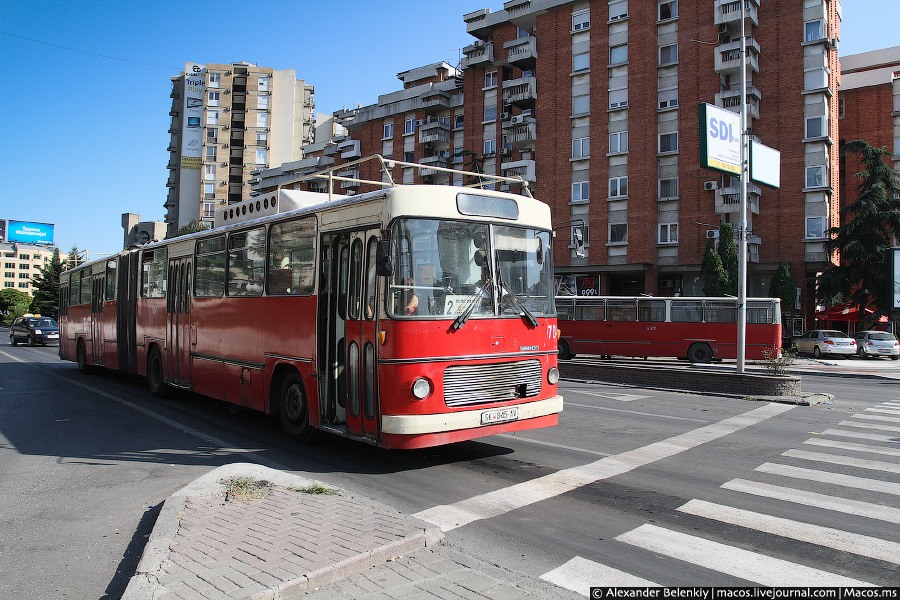 Автобусы здесь красивые, старые, красные. Икарусы! Скопье, Северная Македония