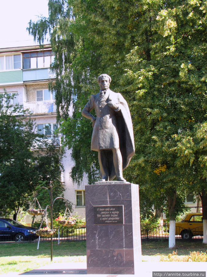 Памятник Пушкину в сквере на ул. Жуковского, раньше он стоял на месте Макдоналдса на перекрестке. Луховицы, Россия