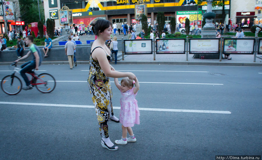 Мама с дочкой танцуют. Киев, Украина