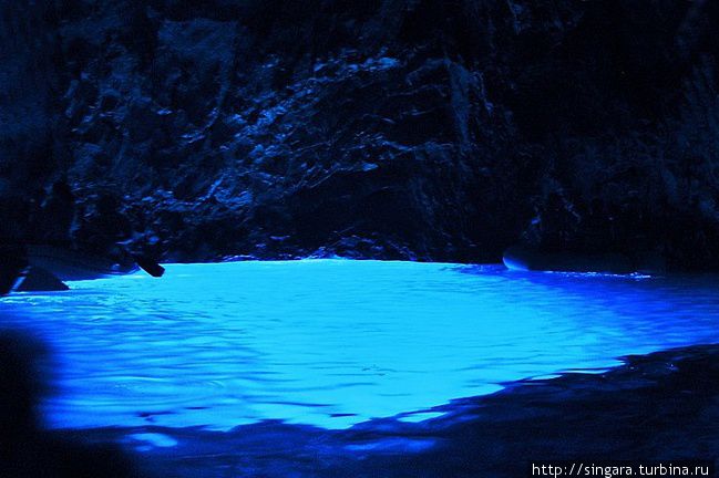 Голубая пещера внутри. Дух захватывает! Под водой есть лаз в соседнюю пещеру. В нее попадает солнце. Вода светится благодаря лучам, проходящим сквозь воду. Хорватия