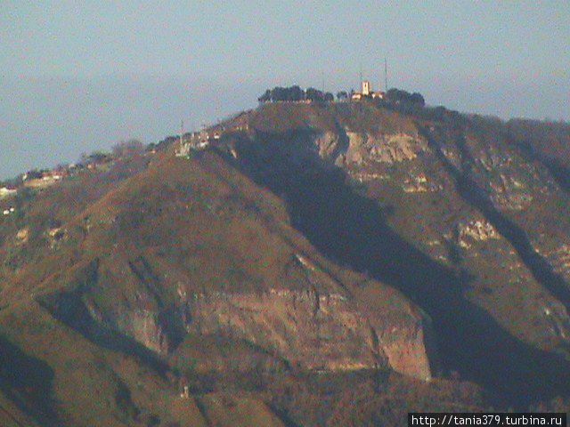 Холм Камалдоли с монастырём на самой его верхушке. Неаполь, Италия
