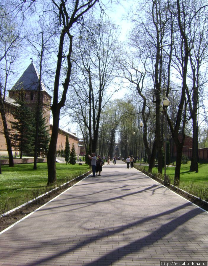 Давайте пройдём по скверу Памяти Героев, вчитываясь в имена на крепостной стене Смоленск, Россия