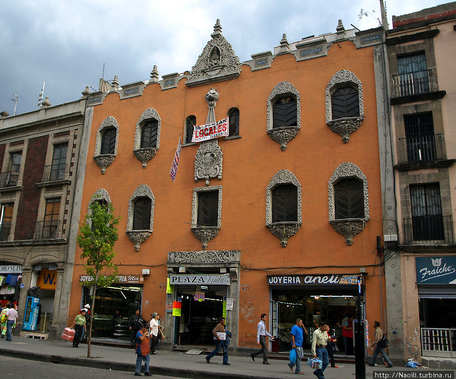 Здание с резными наличниками Мехико, Мексика