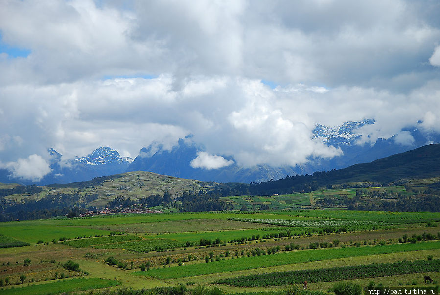 Дорога Куско-Ольянтайтамбо. За белыми облаками Белая Кордильера — величественные шеститысячники Перу Перу