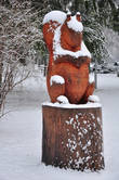 Белочка-толстушка у входа в парк — итог традиционных пьештянских творческих встреч скульпторов — к зиме готова.