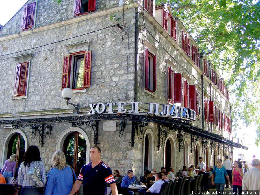 К достопримечательностям города отнестятся 16 старых платанов, окаймляющих летнее кафе — самое большое в бывшей Югославии Босния и Герцеговина