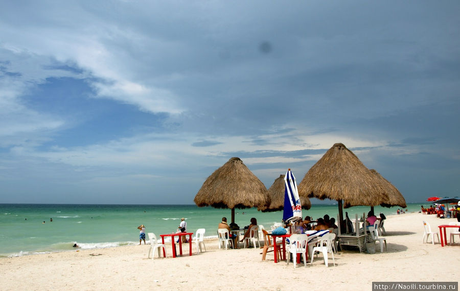 Чистый песок, бирюзовое море и собирающиеся облака тропического ливня Прогресо, Мексика