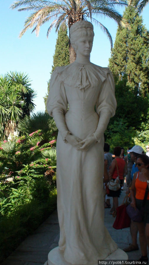 Статуя  Елизаветы в полный рост у входа дворца Бенитсес, остров Корфу, Греция