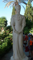 Статуя  Елизаветы в полный рост у входа дворца