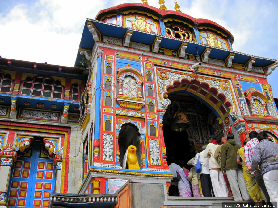 тот самый, заветный храм Бадринатха (сюда всегда очередь паломников) Индия