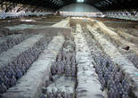 Первый и самый большой полк терракотовой армии. 6000 глиняных воинов, причем лица у всех разные.