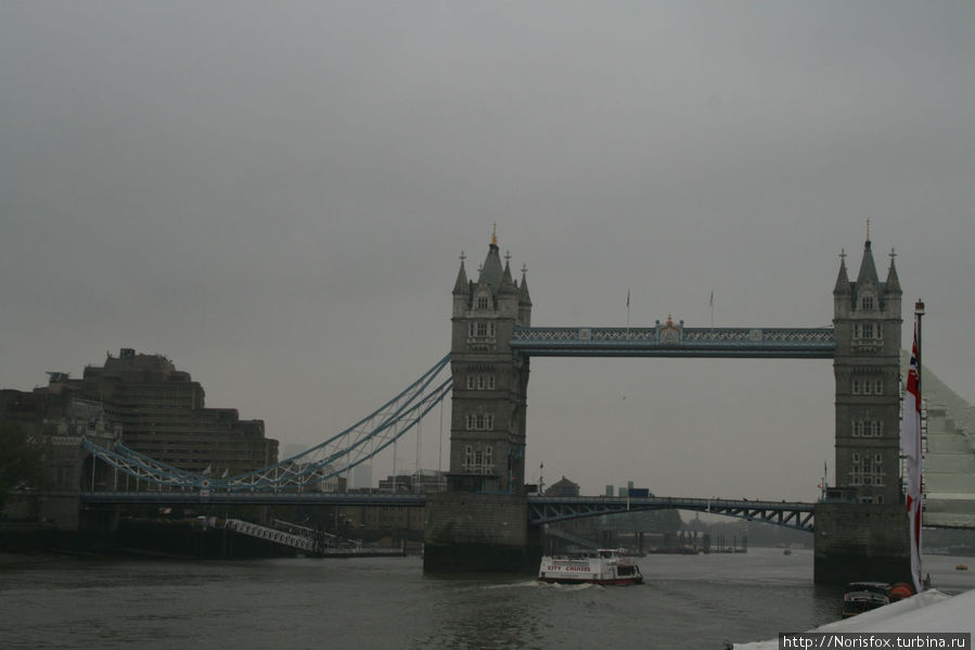 Вид с крейсера на Тауэрский мост Лондон, Великобритания