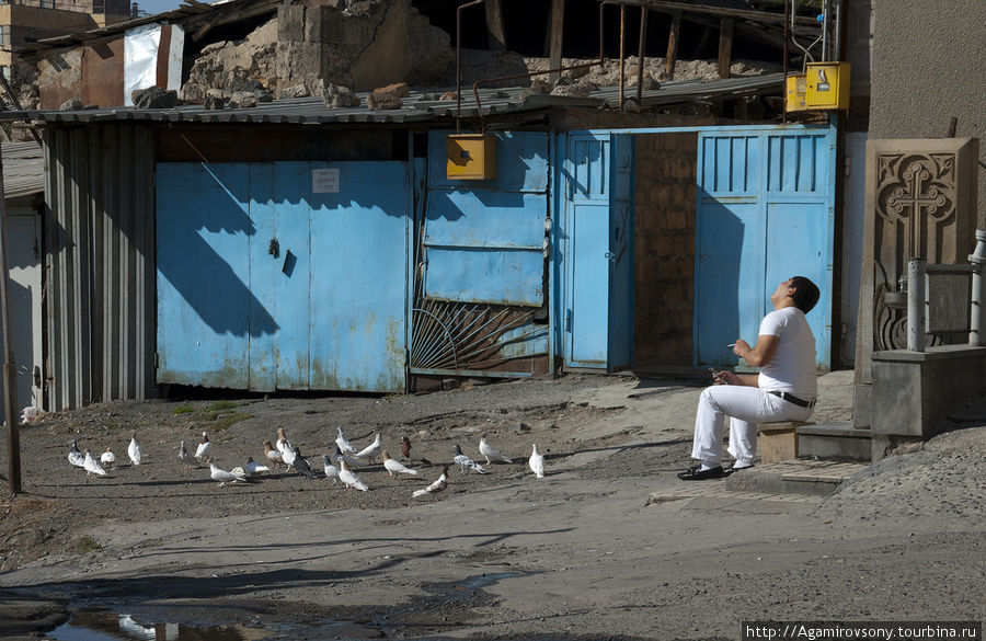 Тигран, коренной житель Еревана, его будущее, кормит голубей и вообще наслаждается прекрасным солнечным днем и отличным самочувствием. Ереван, Армения
