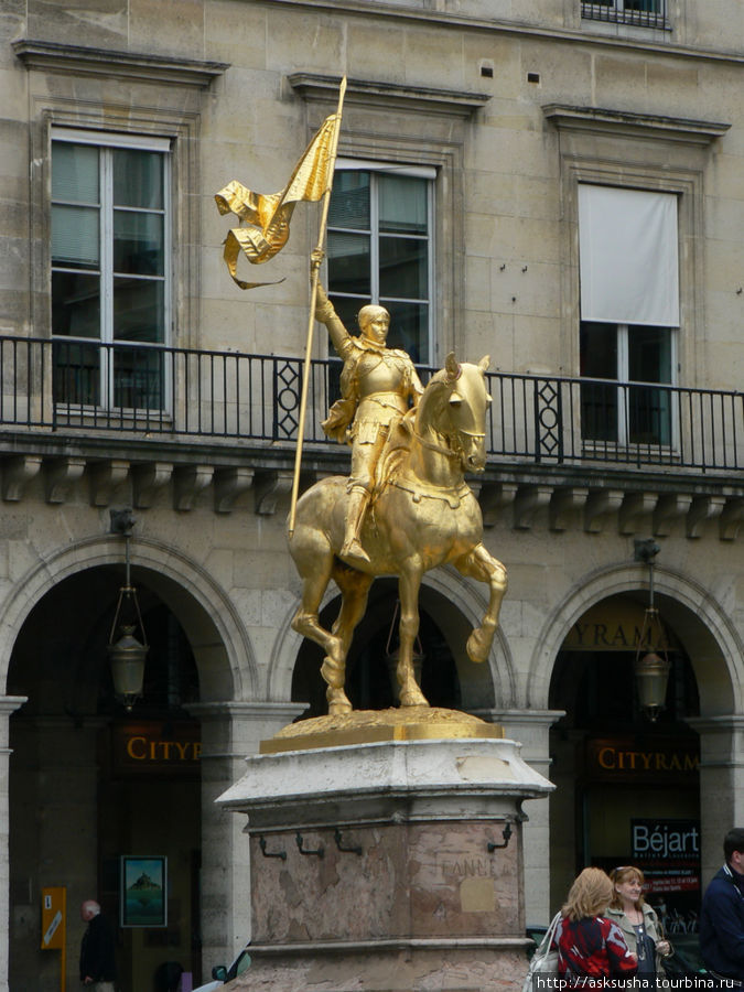 Памятник Жанне Д’Арк на площади Пирамид Париж, Франция