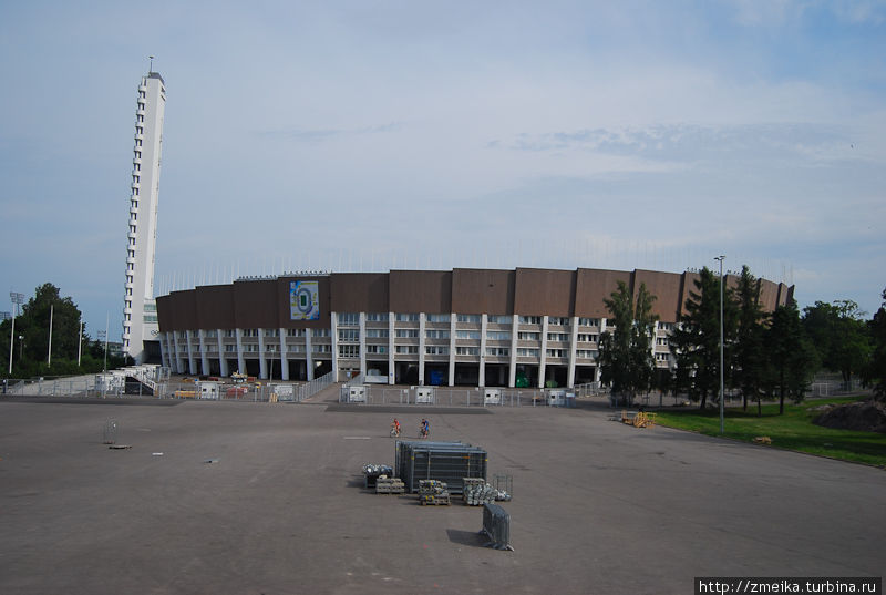 Стадион и башня вблизи. Подняться на нее можно только на лифте, который едет до 11 этажа. Хельсинки, Финляндия