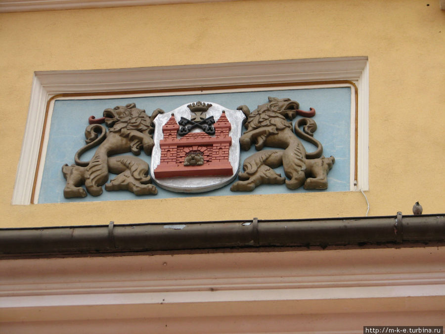Герб Риги на Яковлевских казармах Рига, Латвия