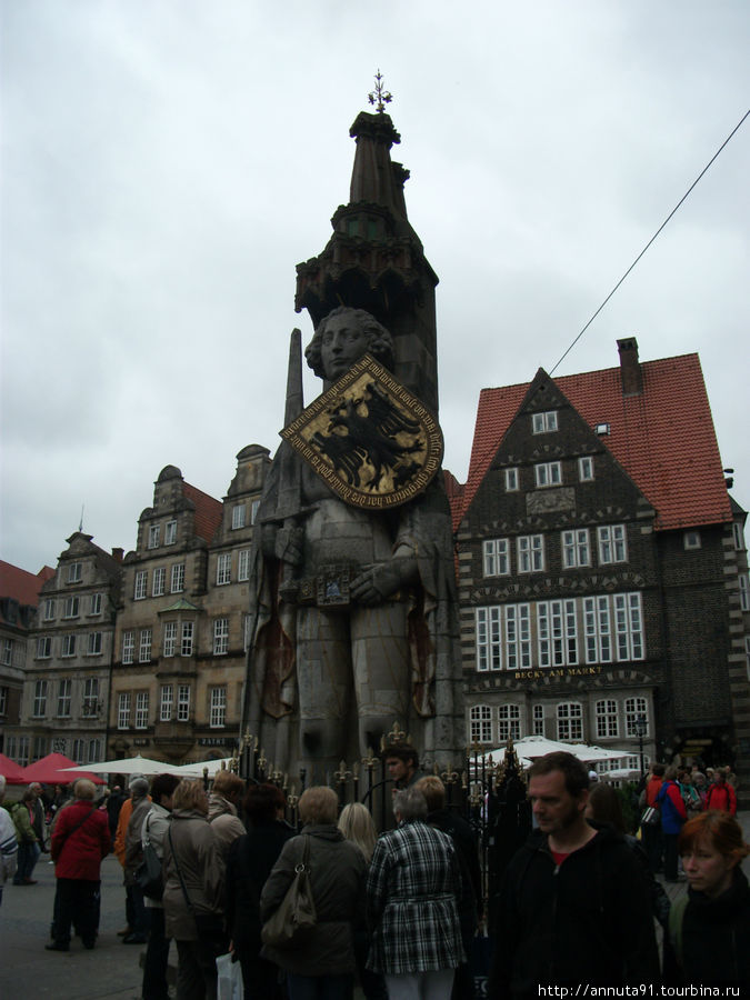 Каменный Роланд, установлен в 1404 г. – символ независимости и самостоятельности Бремена. Бремен, Германия