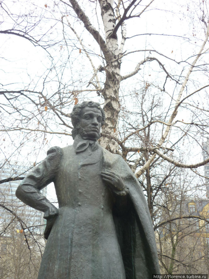 Памятник пушкину на Спасопесковской площади Москва, Россия