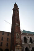 Ну а к базилику слева поставили 82 метровую Torre Bissara
Трудно запихнуть её в фотоаппарат.