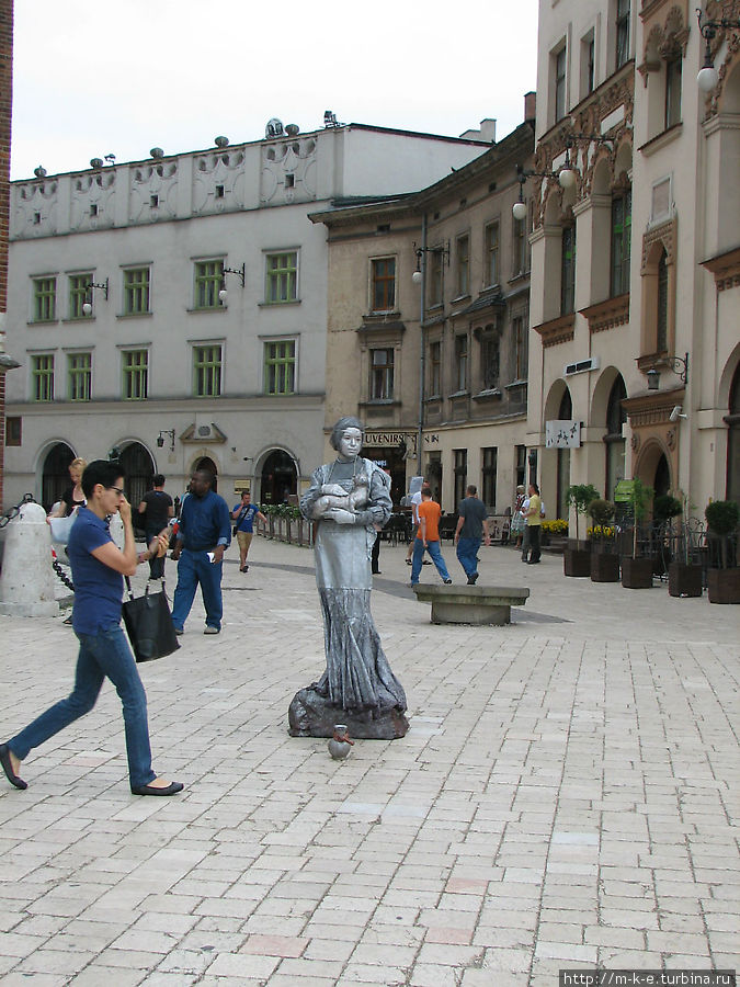 Белая дама не просто живая фигура — это персонаж краковской легенды Краков, Польша