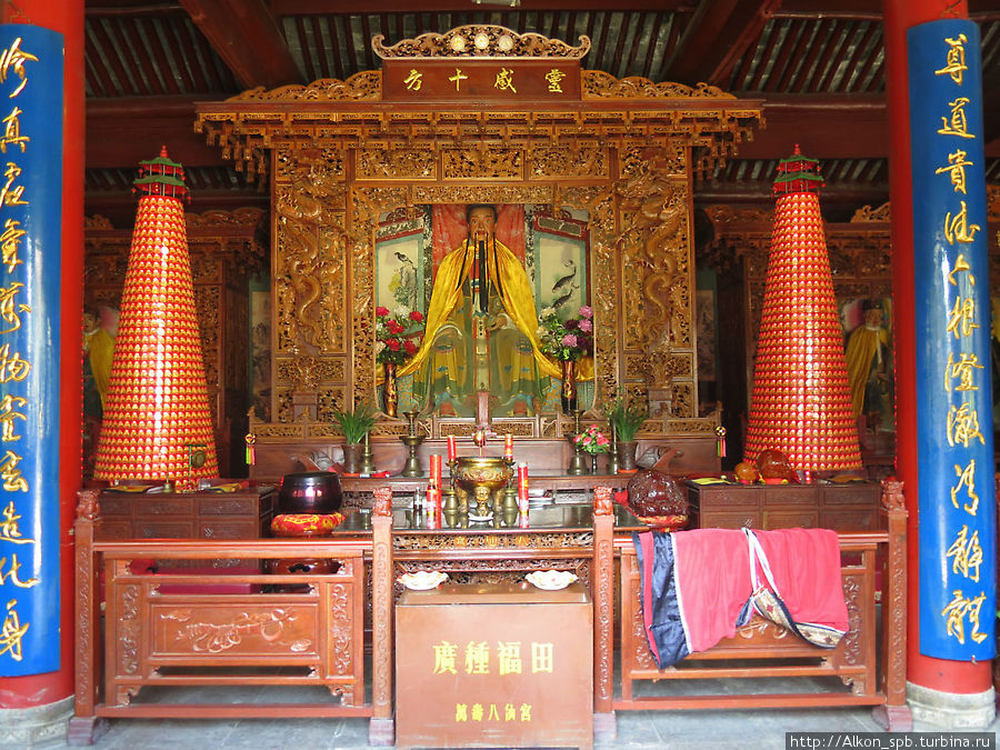 Даосский храм среди высоток Сиань, Китай