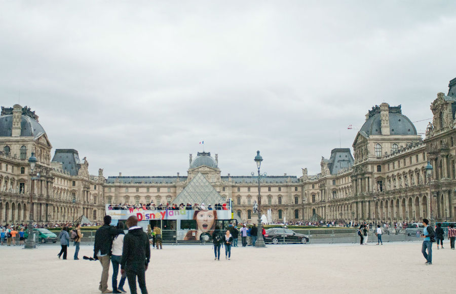 Иногда кажется. что в Лувре мог бы уместиться весь средневековый Париж. Дворец прямо по-азиатски гипермасштабен и несоразмерен человеку. Париж, Франция