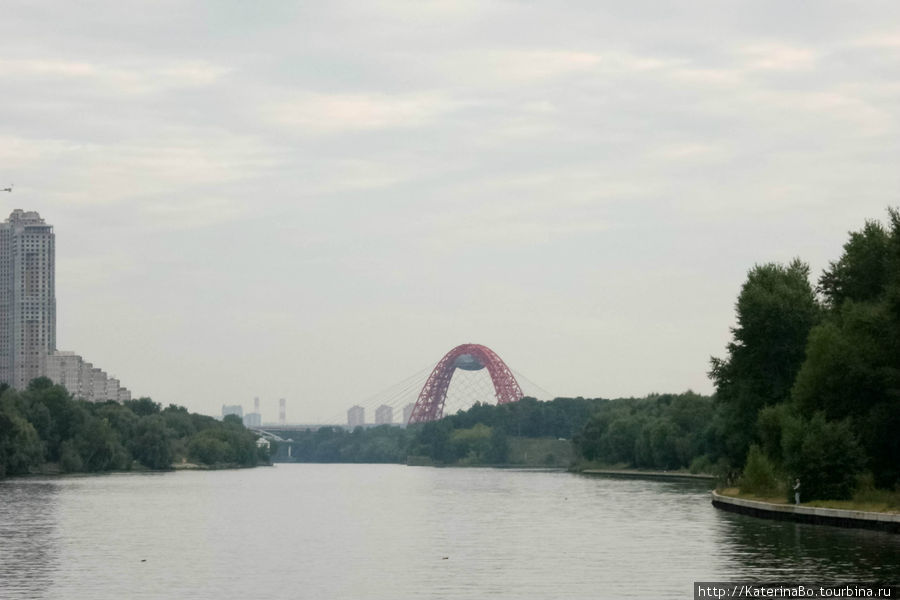 Вид на Живописный мост со стороны Строгино. Москва, Россия