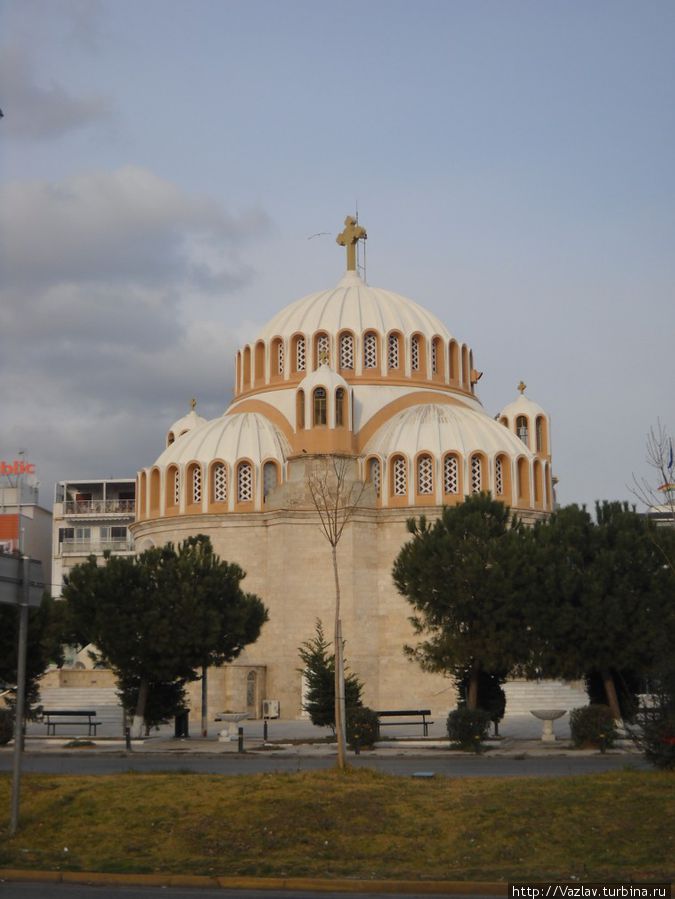 Вид на церковь с площади Глифада, Греция