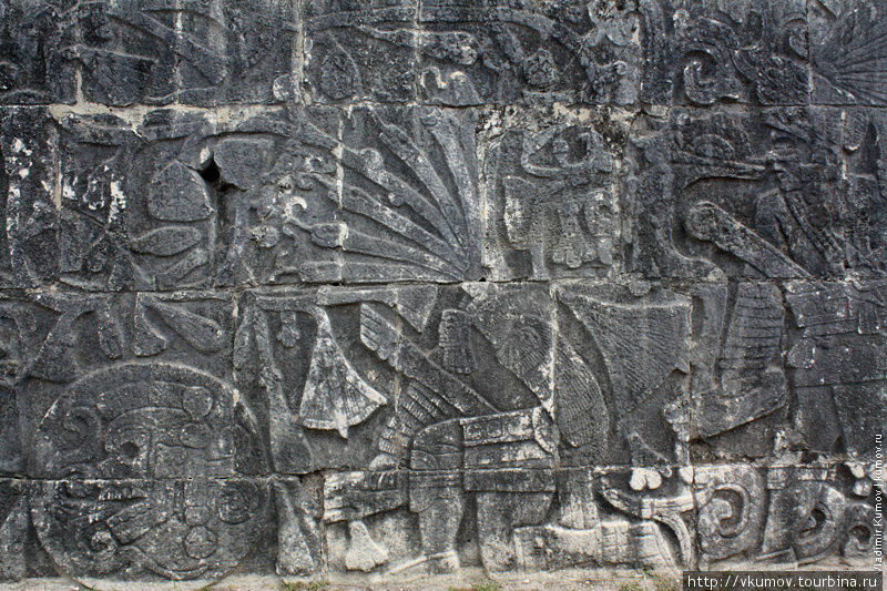 На стенах сохранились изображения. Чичен-Ица город майя, Мексика