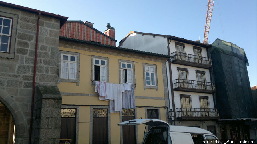 сушится белье на главной площади города Гимарайнш, Португалия