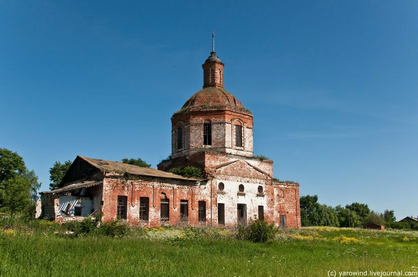 В 1835г на средства прихожан была построена нынешняя Михайло-Архангельская церковь. Юрьев-Польский, Россия