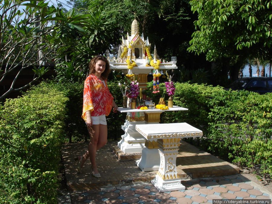 Домик духов. Почти каждый день тайцы, в память об усопших, приносят в домик что-нибудь: цветы, фрукты, то, что нравилось умершим, зажигают благовония. Ни в коем случае из домика ничего нельзя брать — это огромный грех. Таиланд