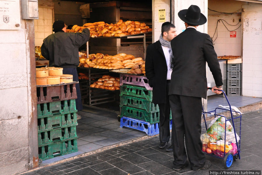 За хлебом с пылу-с жару тоже ходят на рынок... Иерусалим, Израиль