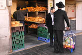 За хлебом с пылу-с жару тоже ходят на рынок...