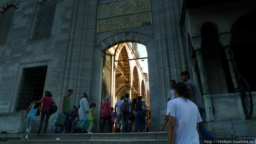 Люди со всех сторон стекаются в Голубую мечеть, чуть ли бОльшая часть — туристы. Стамбул, Турция