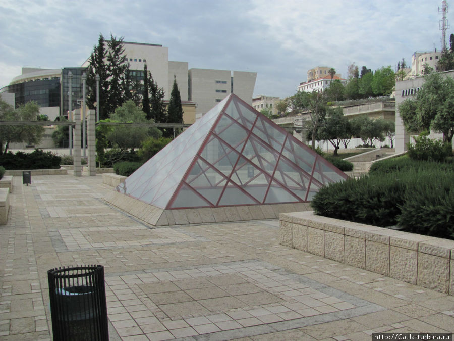 Пирамида — аля-Лувр. Хайфа, Израиль