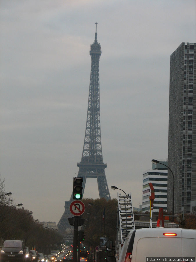 Утренний Париж из окна ав