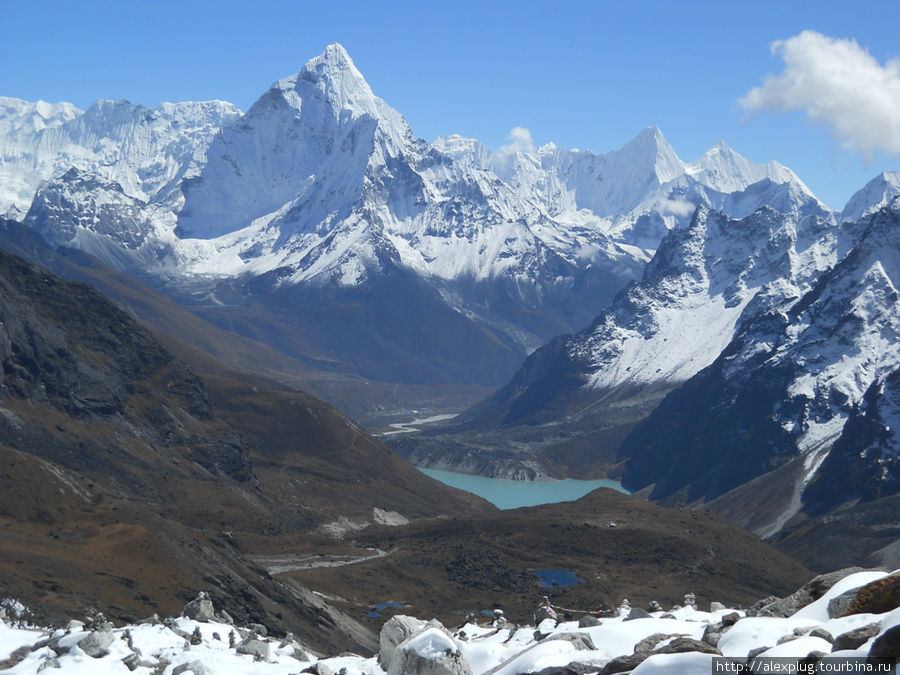 Вид с края ледника: Долина в районе Дзонгла (Dzonglha). Виднеется озеро Chola Tsho (4590 м) и красавица Ама-Даблам (6814 м). Гокьо, Непал