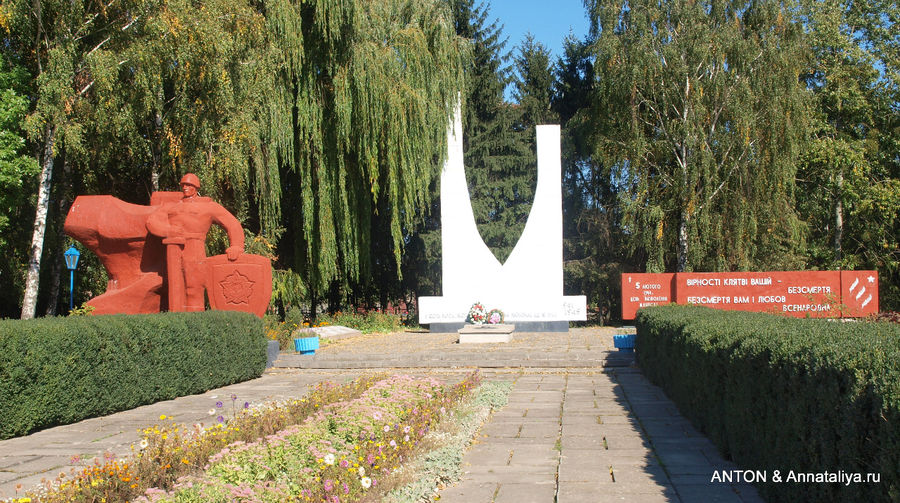 Памятник погибшим в войну. Млинов, Украина