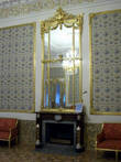 Отделка стен в Большой гостиной  выполнена французским шелком с букетами цветов на кремовом фоне, заключенном в золоченые рамы.