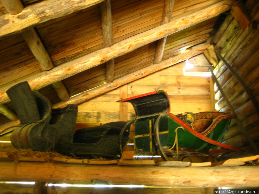 Музей деревянного зодчества: сани (черные  — деловые, цветные — девок катать) :) Суздаль, Россия