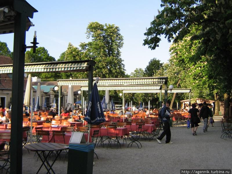 Зона, где посетителей обслуживают официанты Мюнхен, Германия