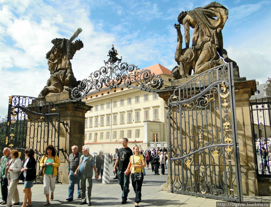 Ворота Гигантов (Brána gigantů) со скульптурным украшением работы Игнаца Платцера конца 18 века Прага, Чехия