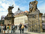 Ворота Гигантов (Brána gigantů) со скульптурным украшением работы Игнаца Платцера конца 18 века
