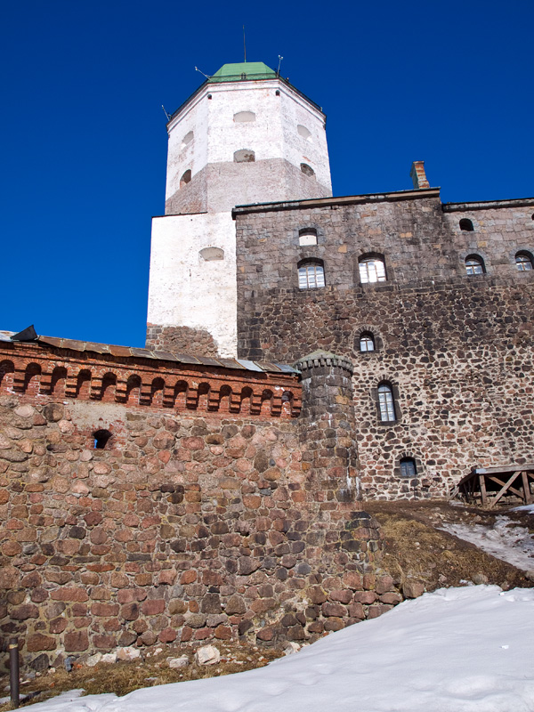 Высокая дозорная и боевая крепостная башня замка получила имя в честь норвежского короля, крестителя Скандинавии Олафа Святого. Башня возведена в центре островка, изначально была прямоугольной в плане и считалась самым высоким донжоном (основной каменной башней) в Скандинавии того времени. Верхние четырех- и восьмиугольные кирпичные этажи башни появились после реконструкции 1561-64 годов, а гранитное крыльцо было пристроено в 1880-е годы.
Толщина крепостных стен составляет полтора-два метра, а толщина стен башни – четыре метра. Сверху стены завершались зубцами, а по периметру шла навесная деревянная галерея, так называемый боевой ход. Выборг, Россия