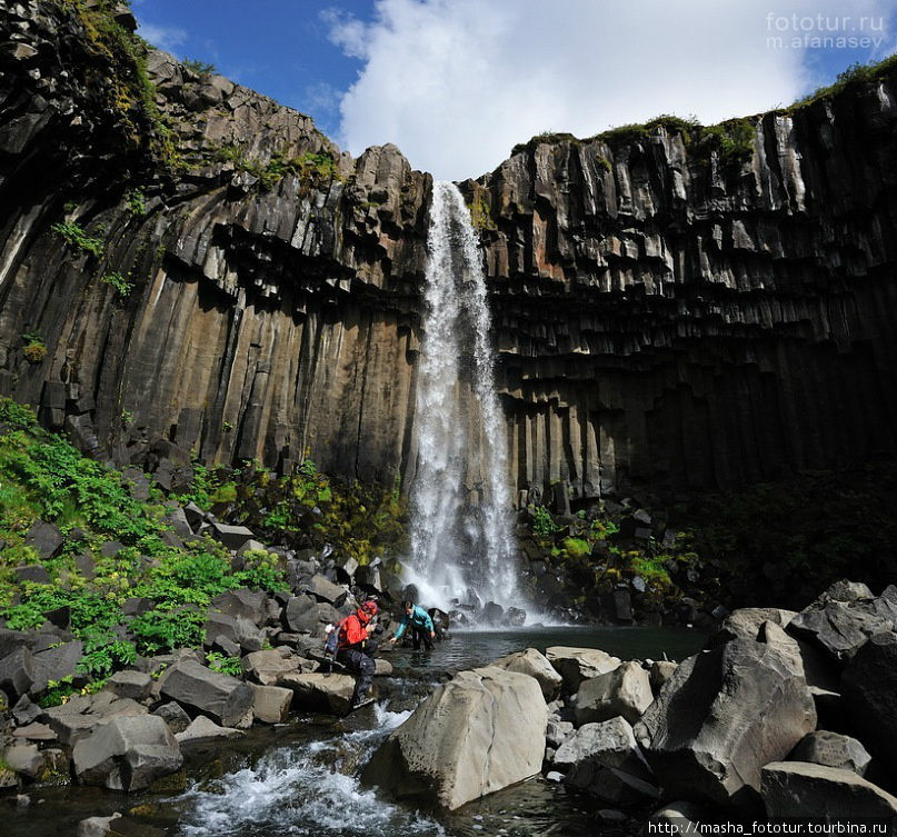 очень необычный водопад Svartifoss (Черный водопад). Название появилось из-за черных базальтовых скал вокруг водопада Исландия