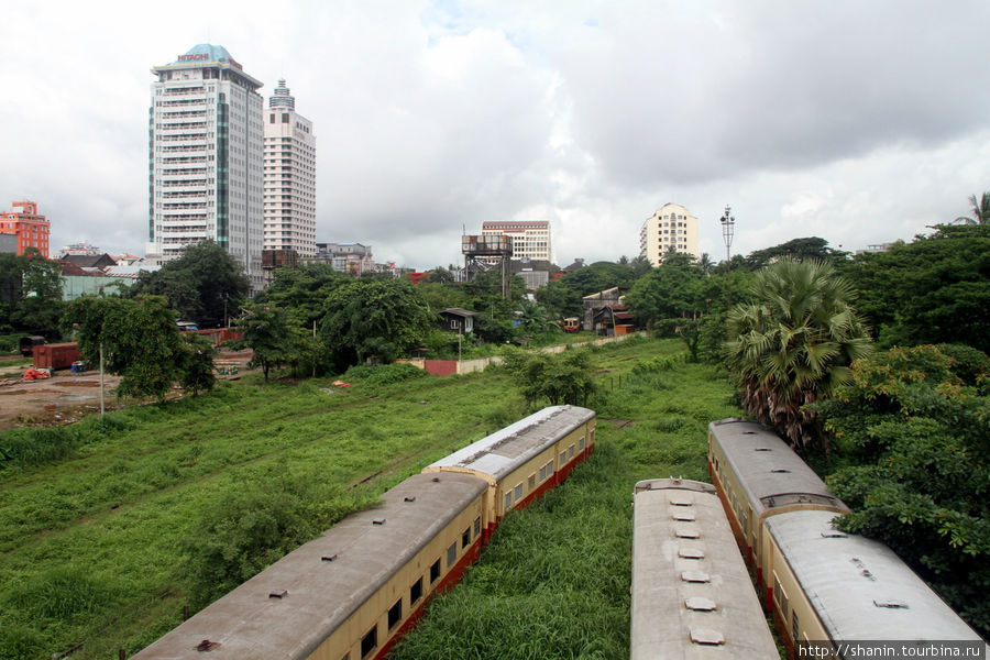 Поезда на запасном пути Янгон, Мьянма