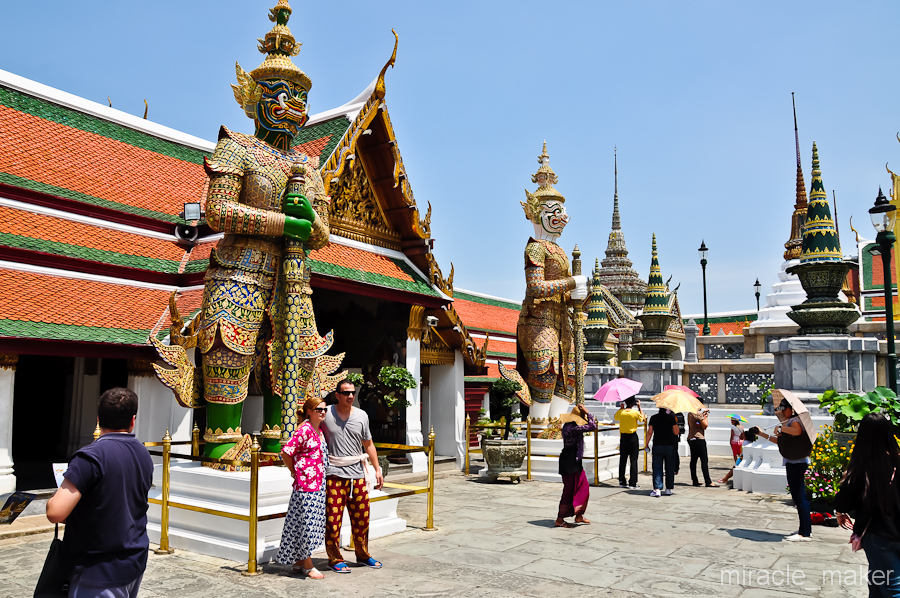 Главный вход в Ват Пхра Кео охраняют два гигантских исполина. Бангкок, Таиланд